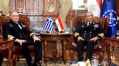 قائد القوات البحرية يلتقى رئيس هيئة الأركان العامة للقوات البحرية اليونانية