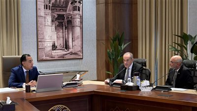 رئيس الوزراء يلتقي مسئولي مجموعة 