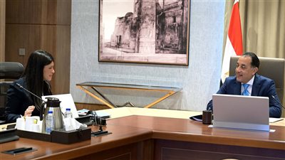 رئيس الوزراء يتابع مع وزيرة التخطيط والتنمية الاقتصادية والتعاون الدولي عدداً من ملفات العمل