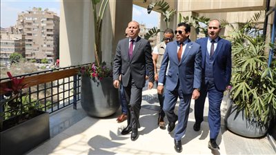 وزير الشباب والرياضة ومحافظ القاهرة يتفقدان بدء إنشاء ممشى رياضي بمدينة نصر 