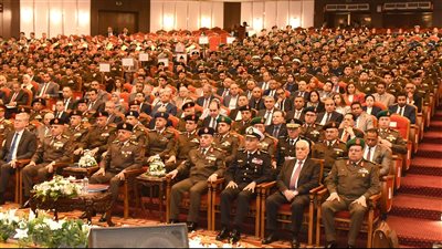 الفريق أول عبد المجيد صقر القائد العام للقوات المسلحة وزير الدفاع والإنتاج الحربى يشهد مناقشة البحث الرئيسى لهيئة عمليات القوات المسلحة