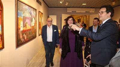 وزير الثقافة يتفقد عددًا من معارض الفنون التشكيلية احتفالًا باليوم العالمي للفن