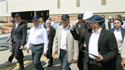 رئيس الوزراء يتفقد مجموعة مصانع شركة التوكل للصناعات الحديدية والجلفنة 