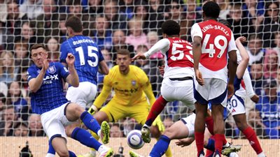 أرسنال يقسو على إيبسويتش برباعية ويؤجل تتويج ليفربول بالدوري