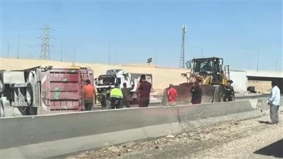 كثافات مرورية بسبب انقلاب سيارة نقل محملة بالرمال على الطريق الأوسطى