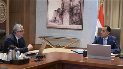 رئيس الوزراء يتابع مع رئيس الهيئة العامة للمنطقة الاقتصادية لقناة السويس مستجدات العمل وجهود جذب الاستثمارات