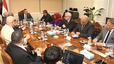  وزير الإسكان يلتقي مسئولي 