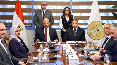 وزيرة التنمية المحلية ومحافظ القليوبية يشهدان توقيع عقد لتأجير وحق الانتفاع لمشروع الـ30 مليون بيضة بالخانكة