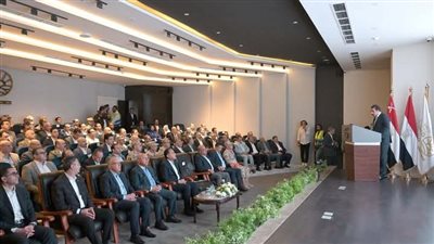 رئيس الوزراء يستمع لعرض تقديمي حول مشروعات ومجالات التنمية لجهاز مستقبل مصر في جميع أنحاء الجمهورية