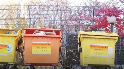 سقط في صناديق القمامة.. صدفة أنقذت طفلا سوريا من الموت