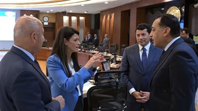 وزير الشباب والرياضة يستعرض 