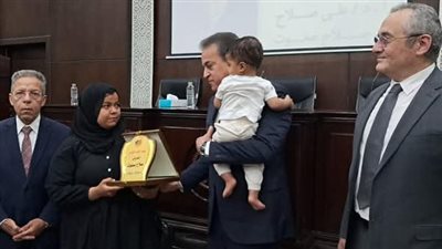 وزير الصحة يكرم شهيدي الواجب الدكتور علي صلاح وصلاح صفوت