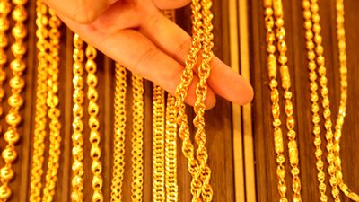 خبير: الذهب قد يتخطى 4000 دولار عالميًا و5 آلاف جنيه محليًا بنهاية العام 