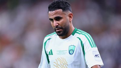 رياض محرز يضع نفسه على 