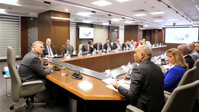 وزير البترول والثروة المعدنية يلتقي مع وفد النقابة العامة للعاملين بالبترول