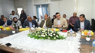 وزير الإسكان يعقد اجتماعًا مع الشركات العاملة بحدائق تلال الفسطاط لمتابعة الموقف التنفيذي للمشروع