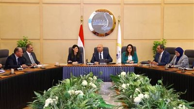 الوزير يتابع مع عدد من الوزراء والمحافظين الموقف التنفيذي لمشروعات التنمية الصناعية