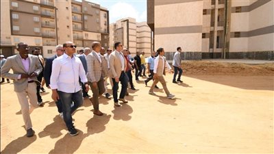 وزير الإسكان يتفقد مشروع 