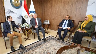 وزير البترول يعقد اجتماعًا مع شركة 