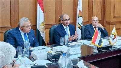 نائب وزير الإسكان يعقد اجتماعًا مع اللجنة التنسيقية العليا لتحديث منظومة أكواد مياه الشرب والصرف الصحي