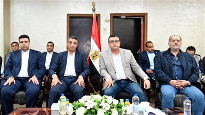 وزير الإسكان يعقد اجتماعًا بمقر جهاز مدينة السويس الجديدة لمتابعة المشروعات التنموية بالمدينة