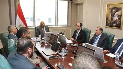  وزير الكهرباء يجتمع بمسئولي شركة 