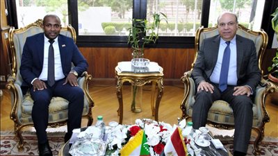 وزير الطيران المدني يلتقي وزير الخارجية والتعاون الدولي بجزر القمر لبحث سبل التعاون المشترك