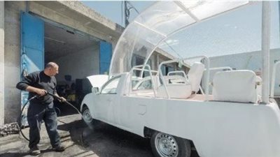 من رمز ديني لرسالة إنسانية.. قصة تحويل عربة البابا فرانسيس لعيادة لعلاج أطفال غزة