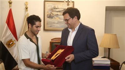 وزير الثقافة يكرم النجم العالمي مينا مسعود ويعلنه ممثلًا للثقافة والفنون المصرية في الخارج
