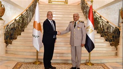 الفريق أول عبد المجيد صقر القائد العام للقوات المسلحة وزير الدفاع والإنتاج الحربى يلتقى وزير الدفاع القبرصى 