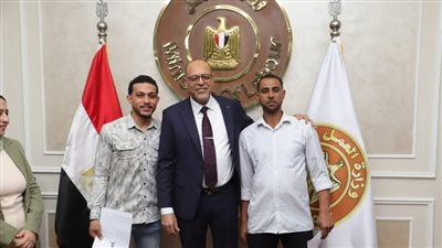 وزير العمل يُسلم عقود عمل للمتقدمين على فرص عمل بالإمارات