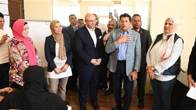 وزير الشباب ومحافظ بني سويف يتفقدون الأنشطة والمشروعات داخل مركز التنمية الشبابية