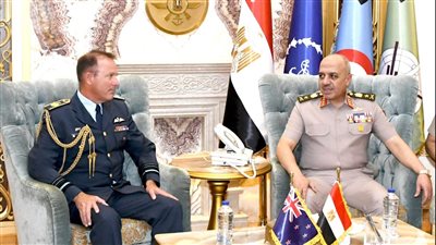 الفريق أحمد خليفة رئيس أركان حرب القوات المسلحة يلتقى قائد قوة دفاع نيوزيلندا