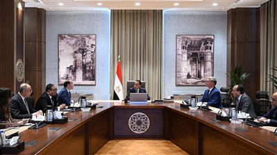 رئيس الوزراء يُتابع جهود الحكومة لتحويل السيارات للعمل بالغاز الطبيعي