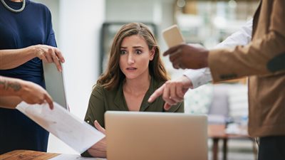 «خلي بالك».. 8 طرق يدمر بها العمل المفرط جسمك