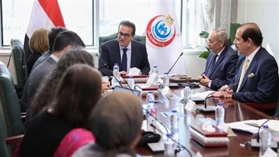 نائب رئيس الوزراء وزير الصحة يبحث مع وفد البنك الدولي تعزيز التعاون في ملف التنمية البشرية