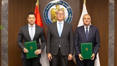 وزير البترول يشهد توقيع اتفاقية بين الشركة القابضة للغازات الطبيعية 