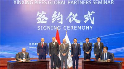 رئيس اقتصادية قناة السويس يشهد توقيع 4 تعاقدات إضافية بين مصنع 