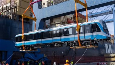 وزير الصناعة والنقل يعلن وصول أول قطار مكيف للخط الأول لمترو الأنفاق إلى ميناء الإسكندرية 