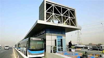 رئيس الوزراء يتفقد التشغيل التجريبي من مشروع الأتوبيس الترددي