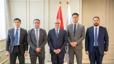 باستثمارات 15 مليون دولار.. رئيس اقتصادية قناة السويس يوقع عقد مشروع شركة 