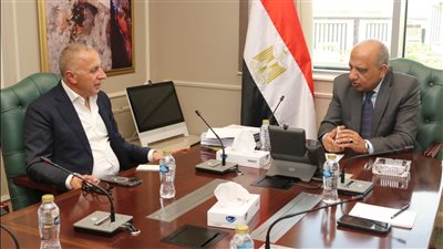 وزير الكهرباء يبحث مع مجموعة 