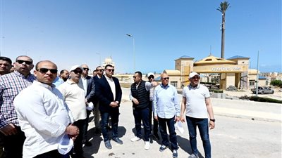 وزير الإسكان يتفقد أعمال رفع كفاءة طريق الازدواج وإنشاء سور منطقة الشانزلزيه وتطوير البوابات والمداخل بمركز مارينا العلمين