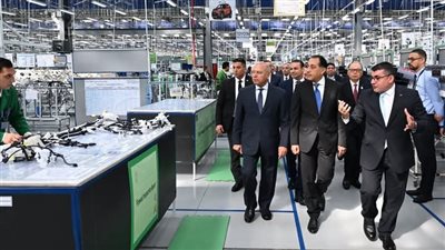 عقب افتتاحه.. رئيس الوزراء يقوم بجولة تفقدية بالمصنع الجديد لـ 