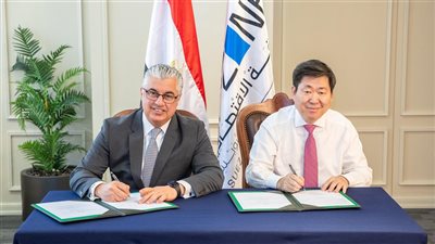 باستثمارات 17 مليون دولار.. رئيس اقتصادية قناة السويس يوقع عقد مشروع شركة 