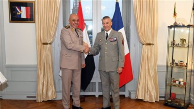 الفريق أحمد خليفة رئيس أركان حرب القوات المسلحة يعود إلى أرض الوطن بعد إنتهاء زيارته الرسمية لدولة فرنسا