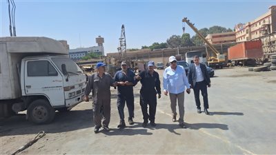 وزير الكهرباء يتفقد ورش صيانة المعدات والمركبات الثقيلة والخفيفة وجراج المركبات ومخازن التشوين والتكهين 