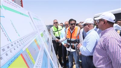 وزير الصناعة والنقل يتفقد مواقع العمل بالخط الثاني للقطار الكهربائي السريع في المسافة من المنيا حتى سوهاج