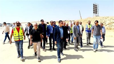 وزير الإسكان يتفقد مشروعات المرافق والطرق الجارية بالامتداد الجنوبي بمدينة القاهرة الجديدة