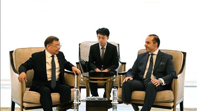 وزير الشئون النيابية والقانونية والتواصل السياسي يستقبل عضو المكتب السياسي للحزب الشيوعي الصيني